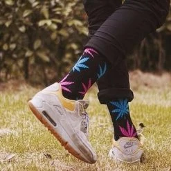Groothandel ✨ Merkloos Wiet Sokken - Cannabis Sokken - Hemp Leaf 🧦 Socks - Skate Sokken - Rasta Sokken – Hennep Sokken – Wietsokken - Wiet Grinder - Sokken - Feest Sokken - Zwart/Rood/Geel/Groen ⌛ -Beenmode Verkoop 550x351