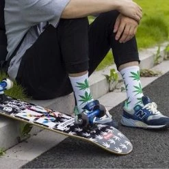 Groothandel ✨ Merkloos Wiet Sokken - Cannabis Sokken - Hemp Leaf 🧦 Socks - Skate Sokken - Rasta Sokken – Hennep Sokken – Wietsokken - Wiet Grinder - Sokken - Feest Sokken - Zwart/Rood/Geel/Groen ⌛ -Beenmode Verkoop 550x367 6