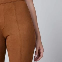 Promo ✨ Spanx Faux Suede Shaping Flare Pant | Rich Caramel 🔔 -Beenmode Verkoop 550x687 21